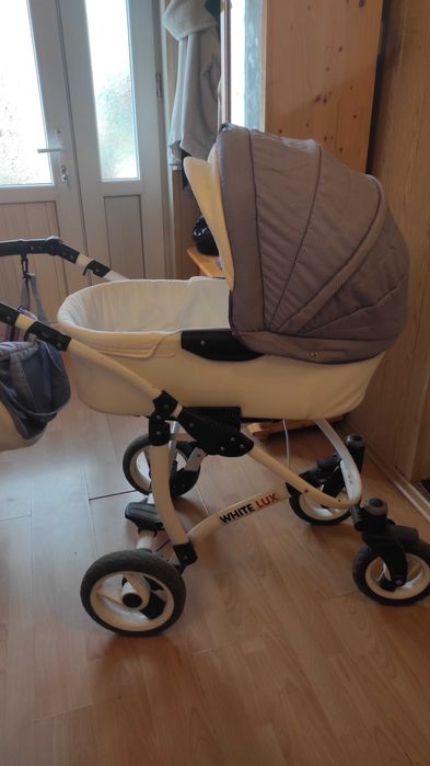 Бебешка количка в бяло и лилаво