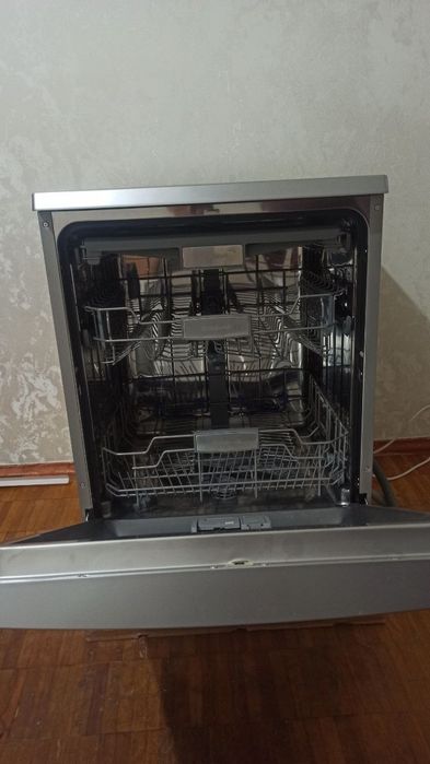 Zamonaviy idish tovoq yuvish mashinasi