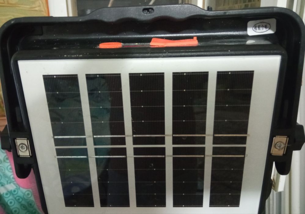 Күн сәулесі мен қуаттанатын фонар