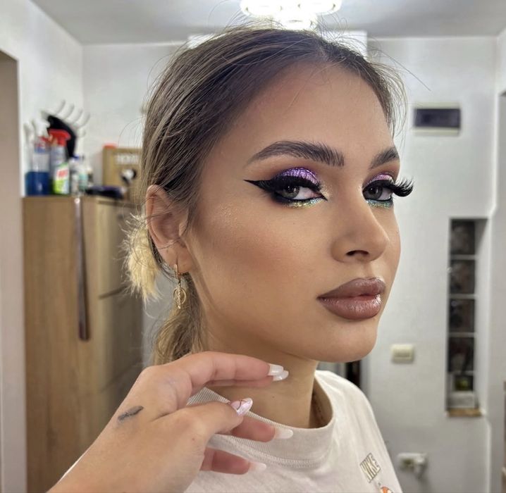 Make-up artist acreditat de minister