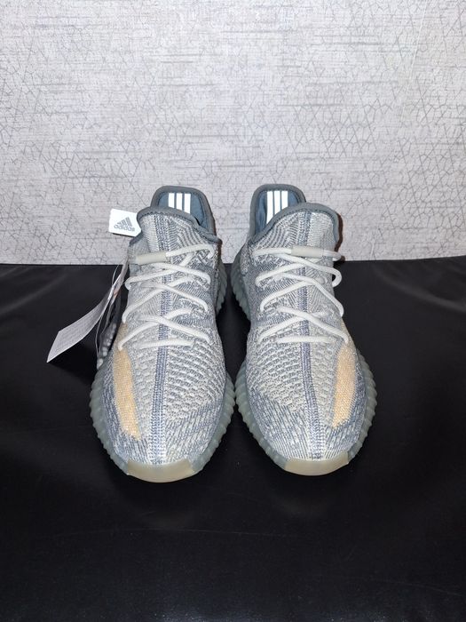 Yeezy Isafril noi cu etichetă