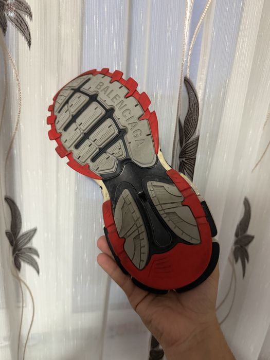 vând Balenciaga track v2