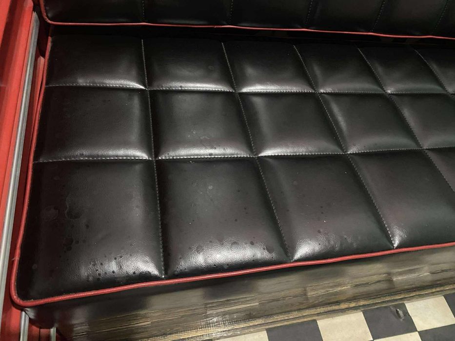 Кожен диван и два стола