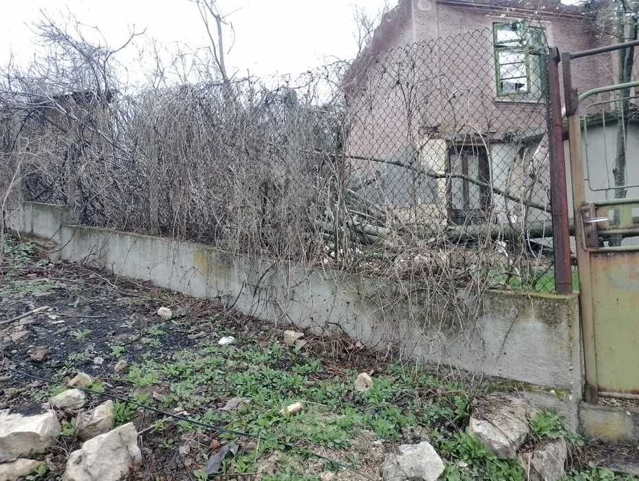 къща с двор в церовец