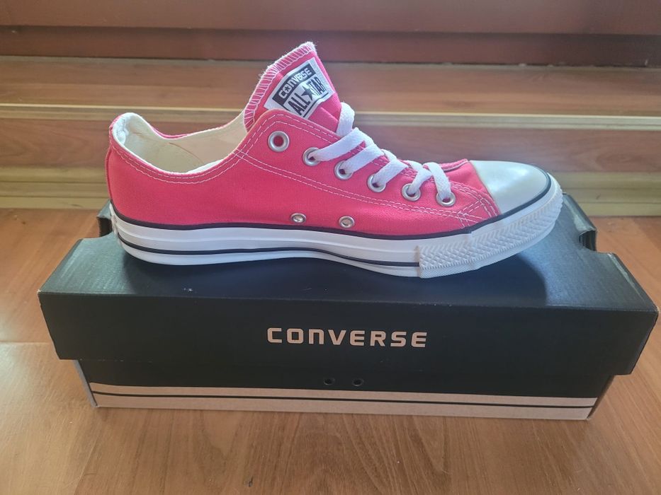 Pereche de converse roz in calitate optima