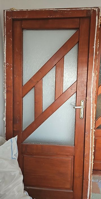 Două uși din lemn
