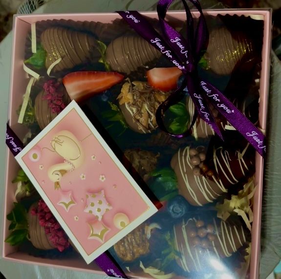 Лучший подарок – клубника в шоколаде