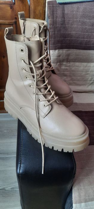 Ghetuțe din piele Stradivarius  model deosebit cu fermoar  talpă de s