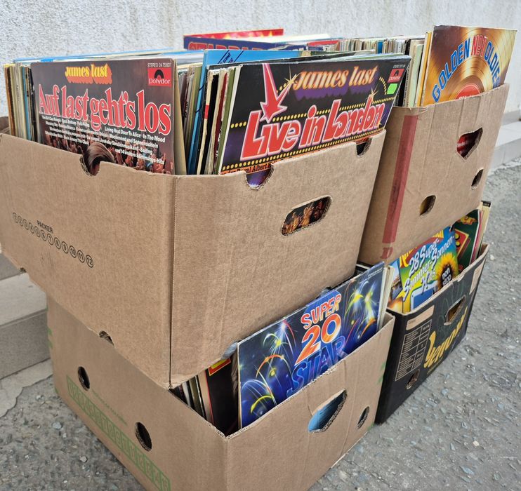 Lot Discuri Vinil colectie 700 in stare buna cu muzica usoara 

- lot