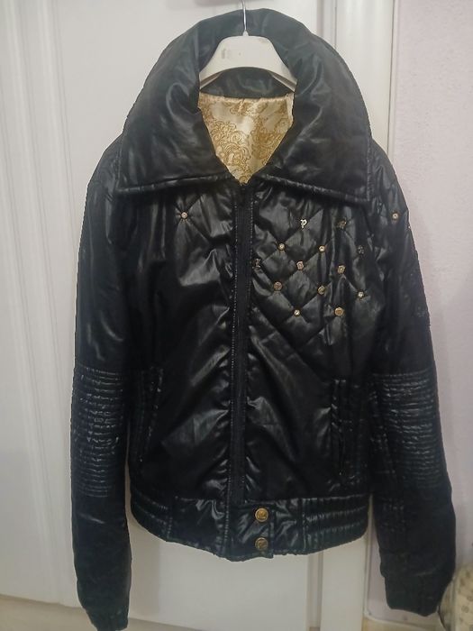 Черно преходно яке, късо, много шикозно и красиво. Обличано  1-2 пъти.