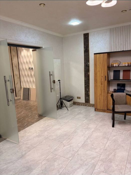 Ул.нукус Бутик Гламур сдаётся офис 2х-комнатный 72м2.