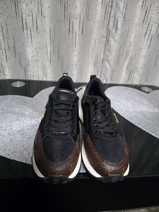 Adidasi GUESS noi