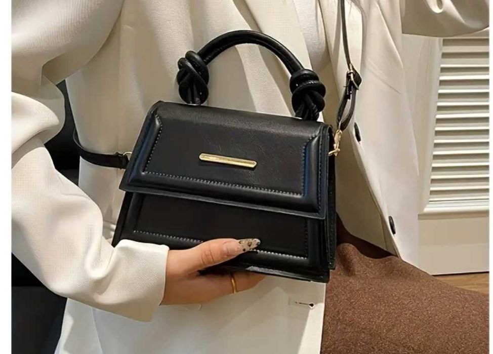 Малка черна чанта