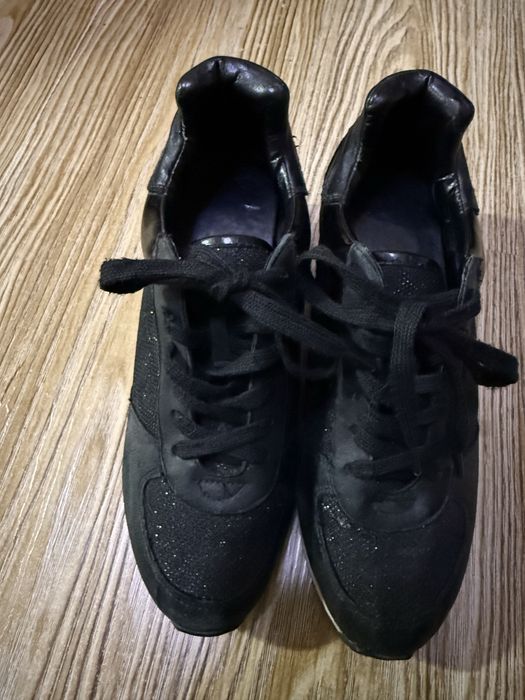 Продаются повседневные кроссовки. .