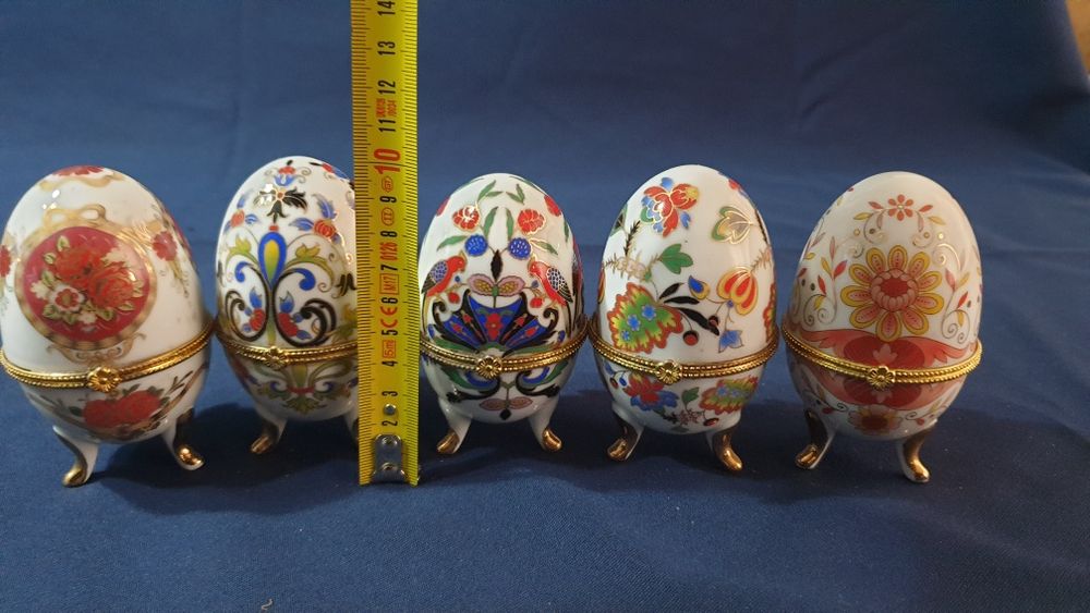 Лот от порцеланови яйца-бижутиери-15 броя и Порц.декантер -Украинка