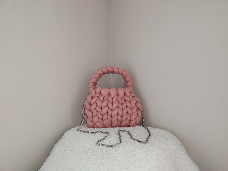 Ръчно плетена дамска чанта със синджирена дръжка