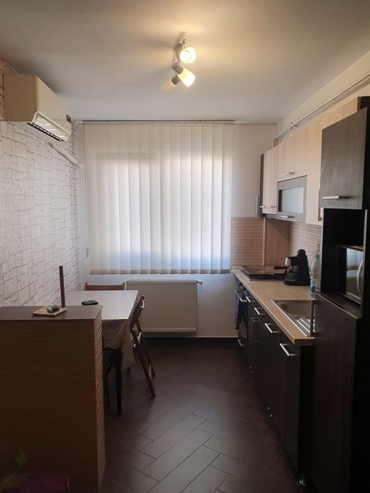 Închiriez apartament  2 camere.