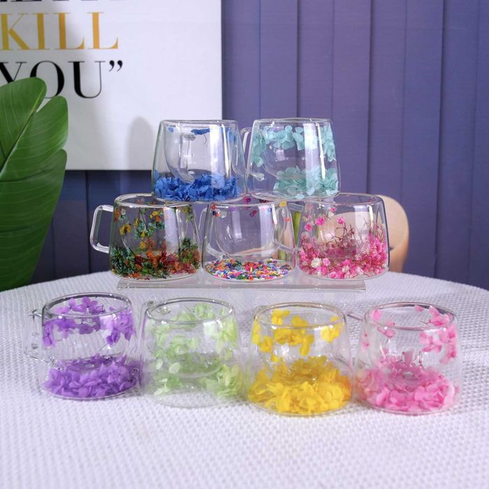 Двустенна чаша с дръжка и цветя в тюркоаз – запазва температурата