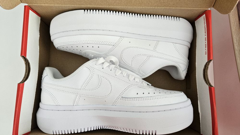 Бели маратонки Nike модел Court Vision Alta