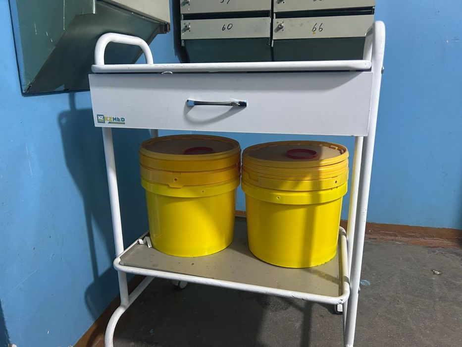 Помощник,медицинский стол