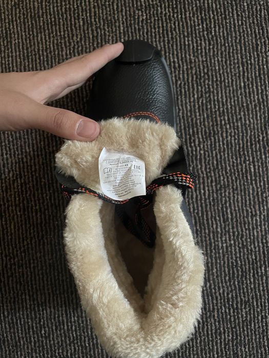 Продам зимние ботинки .