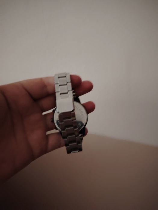 Кол сагаты сатылады