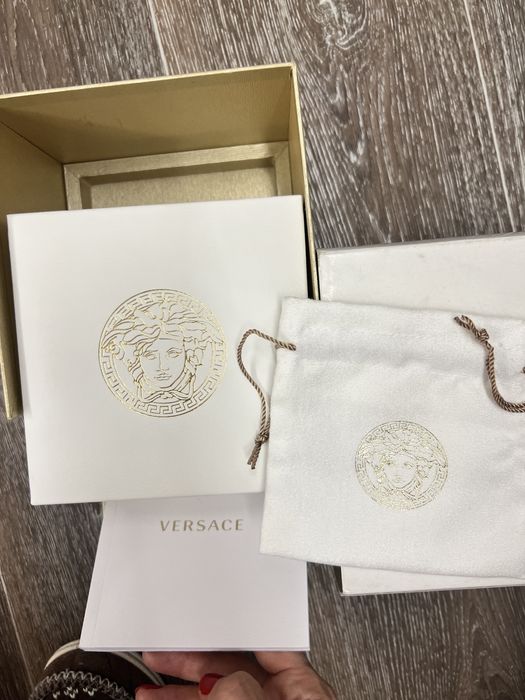 Фирменная коробка часов Версаче