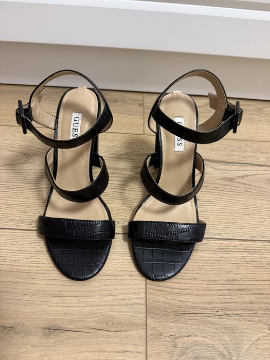 Нови оригинални токчета Guess