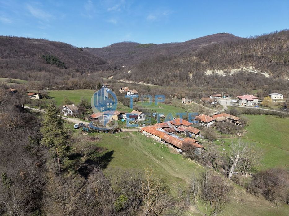 Панорамен парцел с партиди за ток и вода в планинското село Разсоха