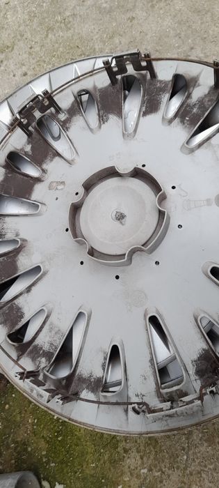 Vând capace Volkswagen  pe 16"inci  ce se pot utiliza  la o gama larga