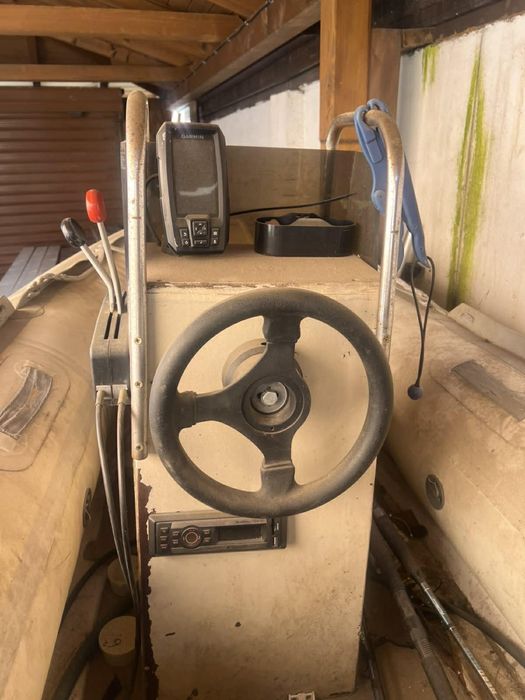 Лодка RIB с двигател