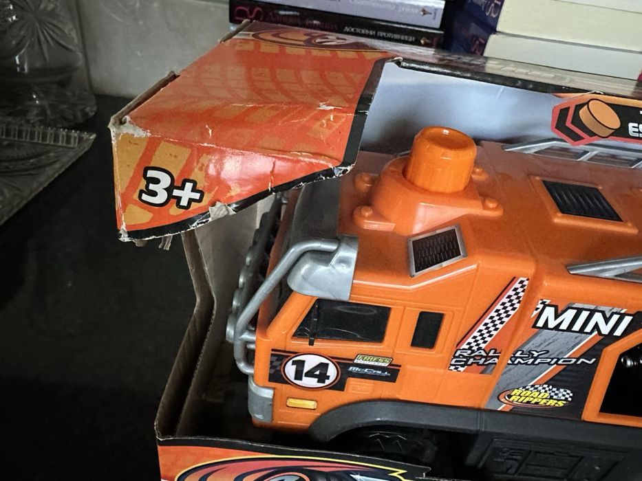 Камион с кола , автовоз, пътна помощ