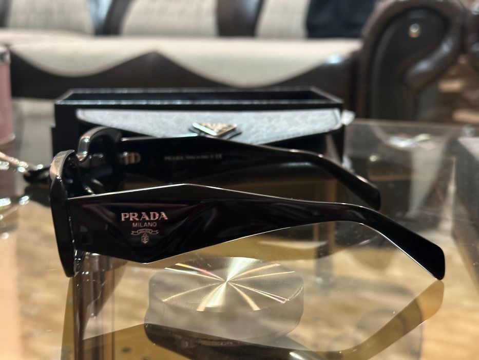 Ochelarii de soare Prada