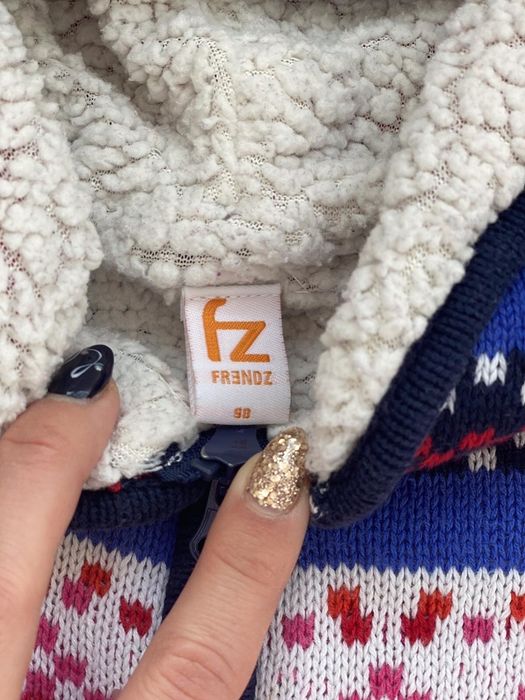 Плътна жилетка с подаръци