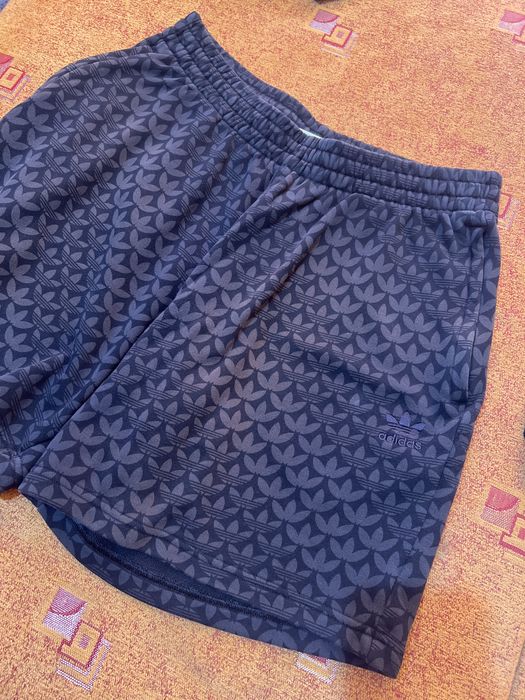 pantaloni scurti originali adidas marimea L perfect pentru M