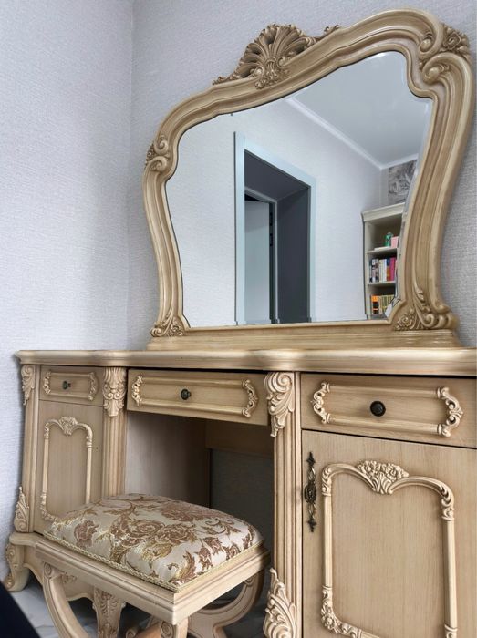 Трюмо с зеркалом, банкетка.