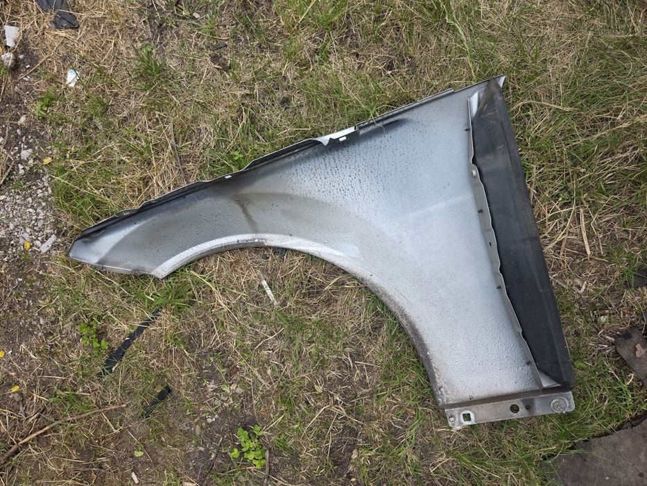Преден десен калник за Mercedes W204 с код на боя C 775