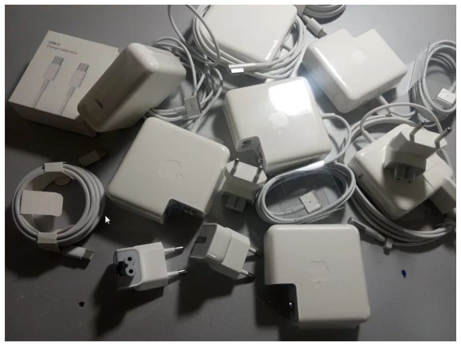 от вашего MacBook - magsafe или Type-c - зарядка, блок питания шнур.