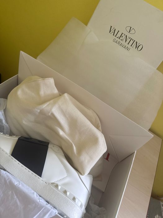 Adidasi Valentino Garavani albi si de preferat cu comanda le București