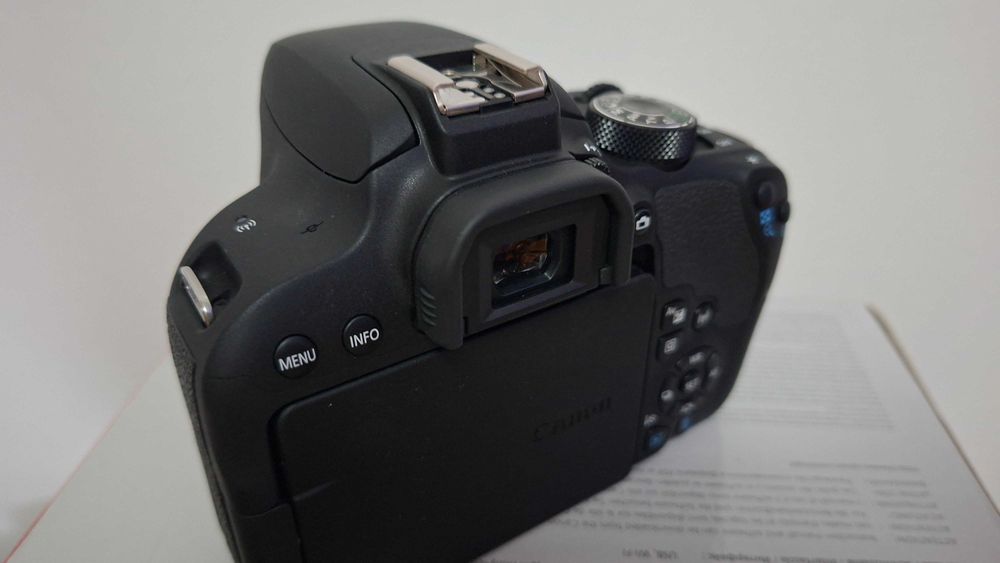 DSLR Canon EOS 800D