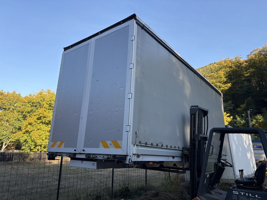Lada cu prelata si cub iveco daily