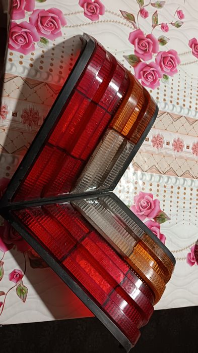 Продам плафоны на 124 Мерс срочно