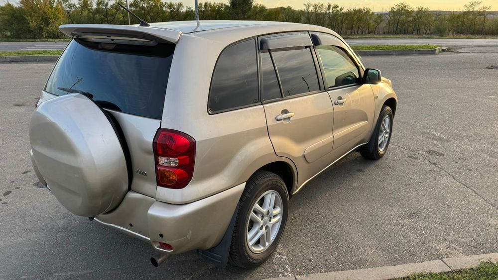 Автомобиль тайота рав 4