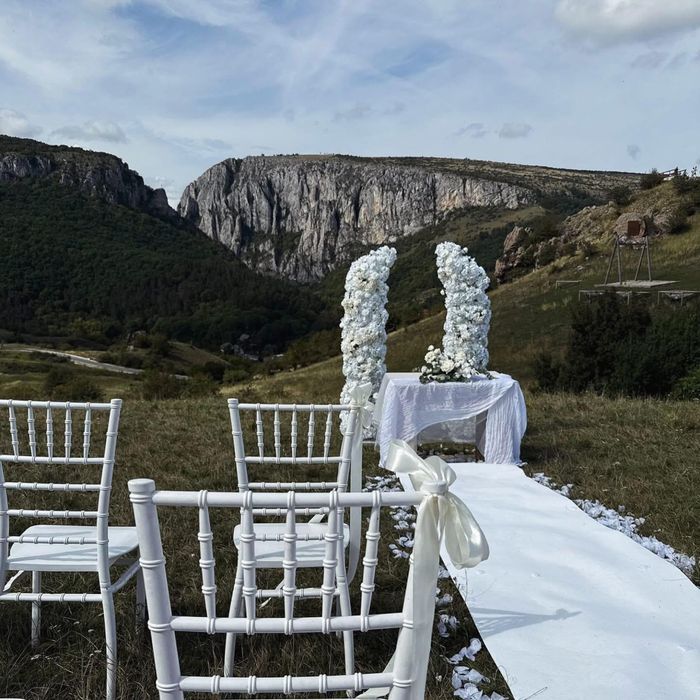 Scaune pentru evenimente de inchiriat (albe Chiavari si maro Crossback)
