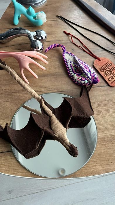 Массажёры и зеркало и брелки