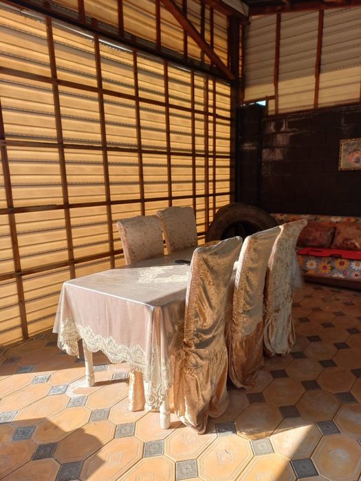 Стол с стульями вмести чехлами