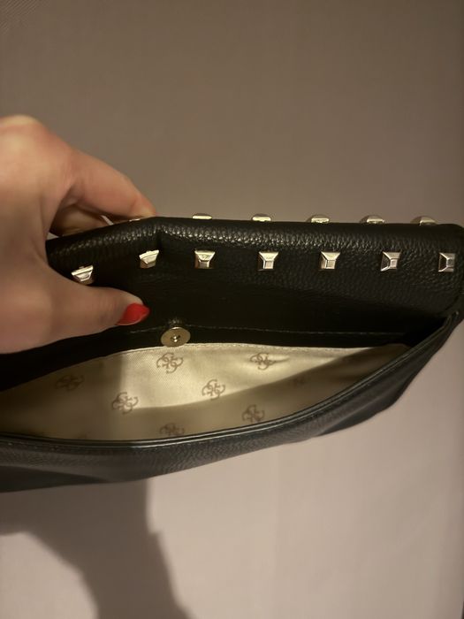 Чанта за рамо guess със златни капси