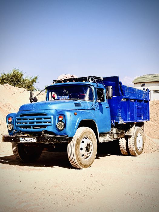 Зил доставка сыпучих грузов.Отсев,сникерс,глина,песок