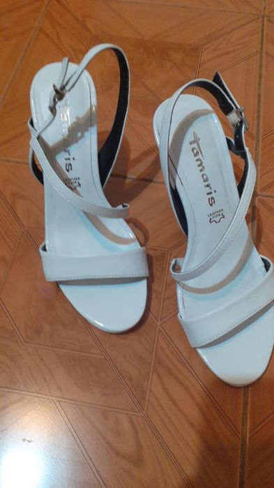 От естествена кожа летни обувки на ток