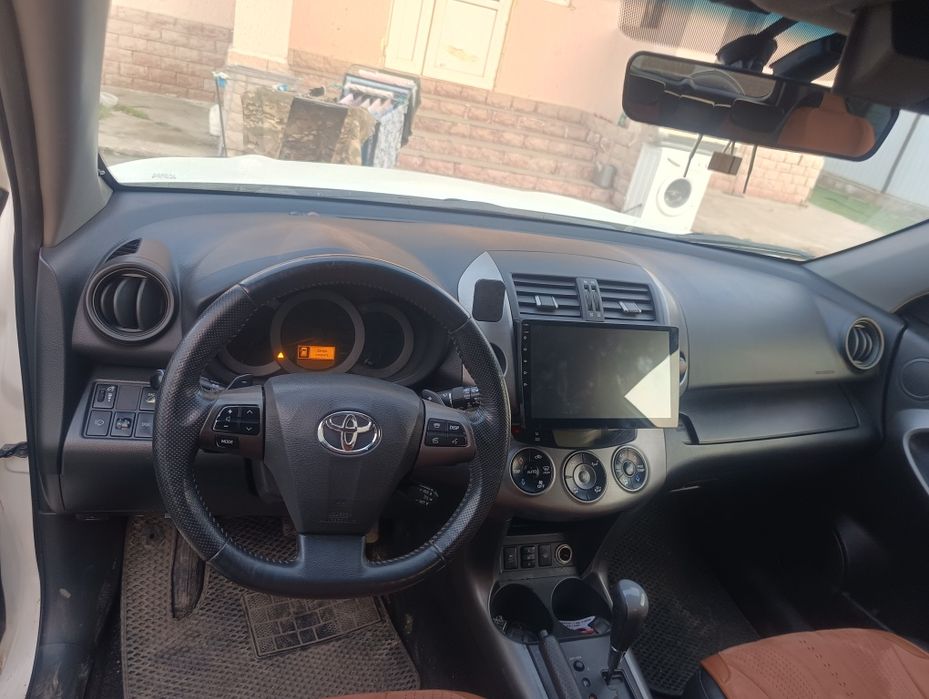 Тойота Рав 4 2011 года